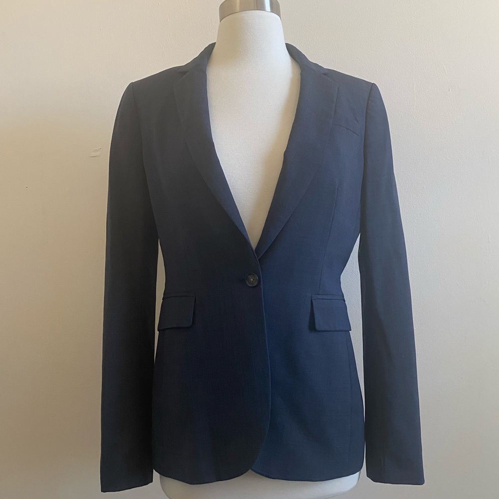 Banana Republic entire wool suit, “Martin”-style, Size 4, Navy Blue/Grey color